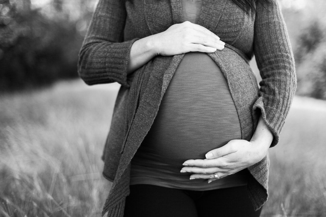 Read more about the article Belly Up to the Camera: Tips to Make Your Belly Look Beautiful During Your Pregnancy Photo Shoot